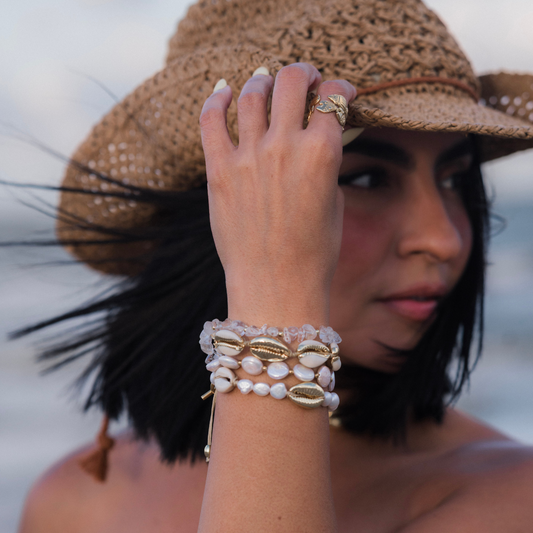 Solmare Cowrie Shell String Bracelet