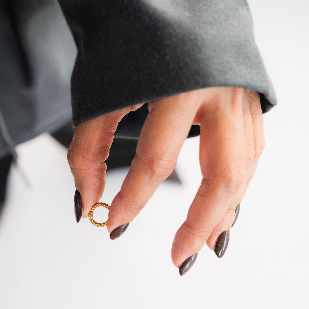 Dainty Twisted Huggies