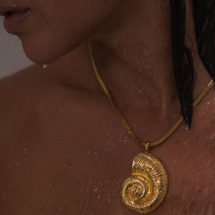 La Concha Pendant Necklace