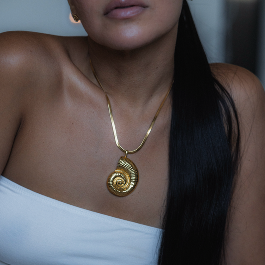 La Concha Pendant Necklace